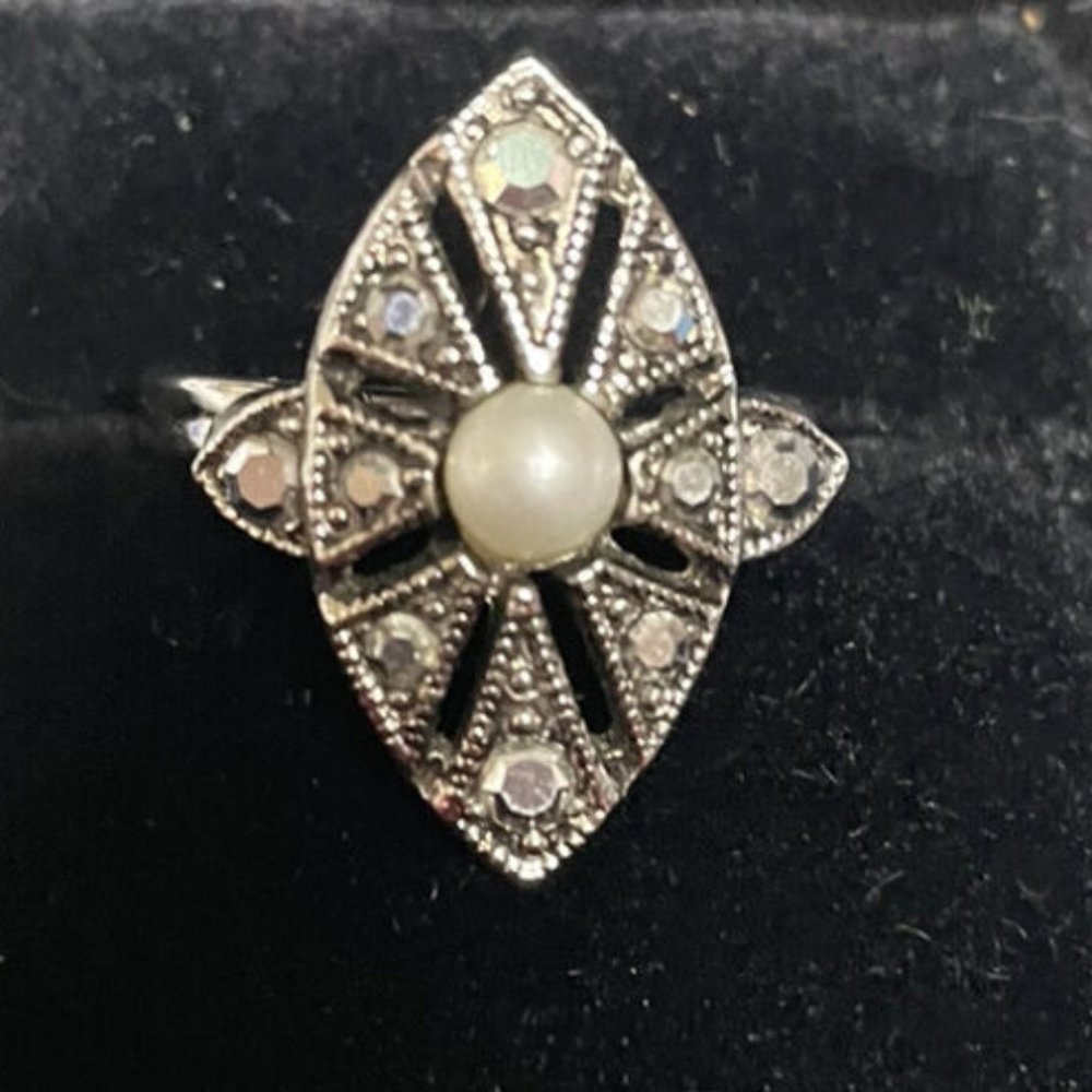 Sarah Coventry Silver Tone Rhinestone Pearl Size 7.5 Adjustable Cocktail Ring - Picture 7 of 7